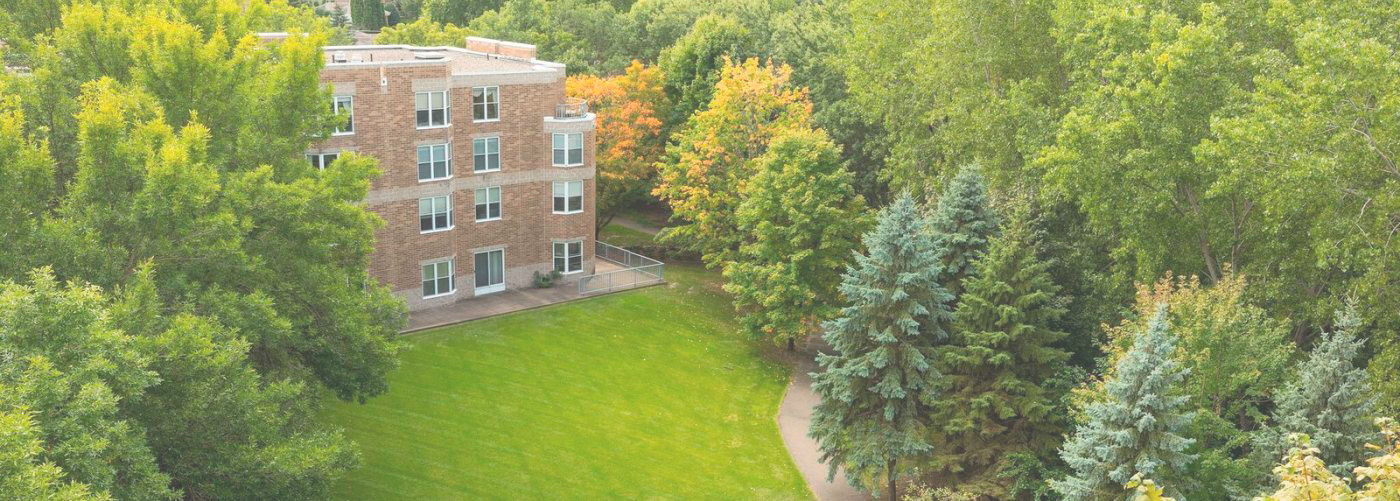 Rosepointe Independent Senior living backyard
